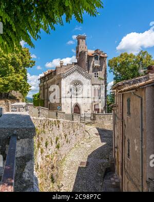 Collalto Sabino, schönes Dorf, das von einer mittelalterlichen Burg überblickt wird. Provinz Rieti, Latium, Italien. Stockfoto