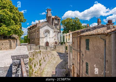 Collalto Sabino, schönes Dorf, das von einer mittelalterlichen Burg überblickt wird. Provinz Rieti, Latium, Italien. Stockfoto