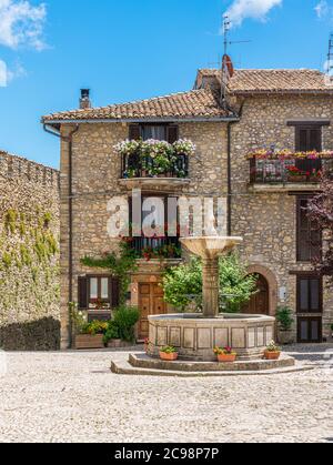 Collalto Sabino, schönes Dorf, das von einer mittelalterlichen Burg überblickt wird. Provinz Rieti, Latium, Italien. Stockfoto