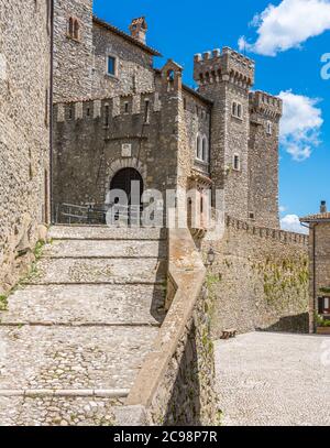 Collalto Sabino, schönes Dorf, das von einer mittelalterlichen Burg überblickt wird. Provinz Rieti, Latium, Italien. Stockfoto