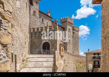 Collalto Sabino, schönes Dorf, das von einer mittelalterlichen Burg überblickt wird. Provinz Rieti, Latium, Italien. Stockfoto