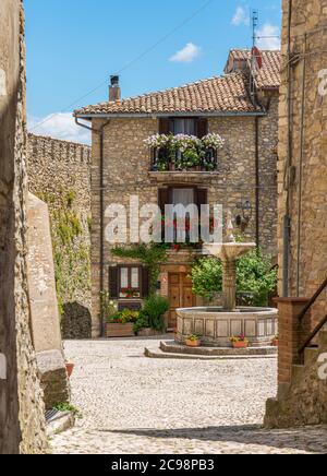 Collalto Sabino, schönes Dorf, das von einer mittelalterlichen Burg überblickt wird. Provinz Rieti, Latium, Italien. Stockfoto