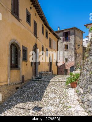 Collalto Sabino, schönes Dorf, das von einer mittelalterlichen Burg überblickt wird. Provinz Rieti, Latium, Italien. Stockfoto