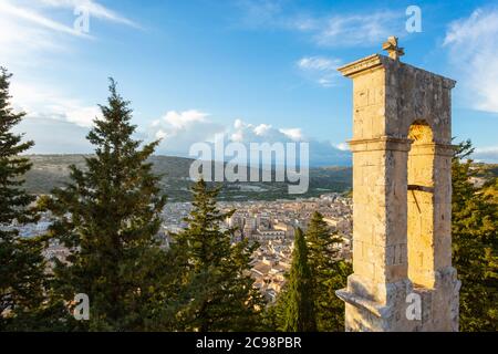 Sonnenuntergang über der Stadt Scicli mit Glockenturm im Vordergrund, Provinz Ragusa, Sizilien Stockfoto