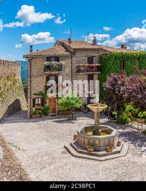 Collalto Sabino, schönes Dorf, das von einer mittelalterlichen Burg überblickt wird. Provinz Rieti, Latium, Italien. Stockfoto