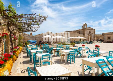 Colouful Tische und Stühle in der Piazza Regina Margherita im Fischerdorf Marzamemi, Sizilien Stockfoto