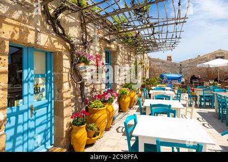 Colouful Tische und Stühle in der Piazza Regina Margherita im Fischerdorf Marzamemi, Sizilien Stockfoto