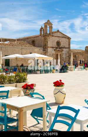 Colouful Tische und Stühle in der Piazza Regina Margherita im Fischerdorf Marzamemi, Sizilien Stockfoto