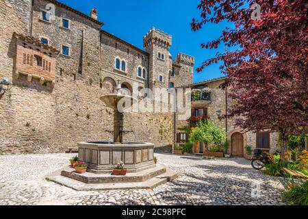 Collalto Sabino, schönes Dorf, das von einer mittelalterlichen Burg überblickt wird. Provinz Rieti, Latium, Italien. Stockfoto