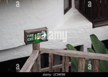 Ausschilderungen zum Notausgang - Rechte Seite Stockfoto