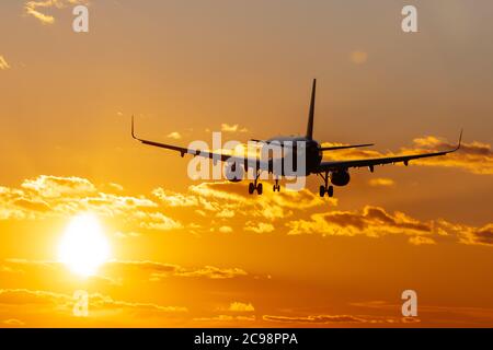 Wizzair Airbus A321-231 landet auf dem internationalen Flughafen Krakau-Balice. Stockfoto