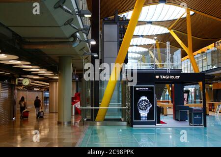 28. Juli 2020, Barajas Airport, Madrid, Spanien: Passagiere gehen durch den nahe gelegenen Abflugbereich des Terminal 4S Gebäudes des Barajas Airport. Die Zahl der Flüge zwischen den europäischen Ländern ist nach der Sperre reduziert, um das COVID-19-Coronavirus zu kontrollieren, und die Regierungen haben ein System von Luftbrücken eingeführt, um Reisen und Tourismus zu erleichtern. Spanien hat in den letzten Tagen eine Reihe neuer Ausbrüche erlebt, was die britische Regierung dazu veranlasste, bekannt zu geben, dass Menschen, die aus Spanien nach Großbritannien zurückkehren, nach ihrer Ankunft 14 Tage lang in Quarantäne gehen sollten. Stockfoto