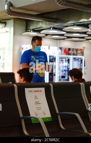 28. Juli 2020, Flughafen Barajas, Madrid, Spanien: Schilder auf den Sitzen, die den Passagieren helfen, die soziale Distanz im nahe geleerten Abflugbereich des Terminal 4S-Gebäudes des Flughafens Barajas einzuhalten. Die Zahl der Flüge zwischen den europäischen Ländern ist nach der Sperre reduziert, um das COVID-19-Coronavirus zu kontrollieren, und die Regierungen haben ein System von Luftbrücken eingeführt, um Reisen und Tourismus zu erleichtern. Spanien hat in den letzten Tagen eine Reihe neuer Ausbrüche erlebt, was die britische Regierung dazu veranlasste, bekannt zu geben, dass Menschen, die aus Spanien nach Großbritannien zurückkehren, nach ihrer Ankunft 14 Tage lang in Quarantäne gehen sollten. Stockfoto