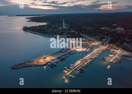 Eine Luftaufnahme von Portić in der Dämmerung, kleiner Hafen in der Nähe von Peroj, Istrien, Kroatien Stockfoto