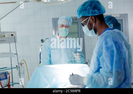 Ruhe alten Arzt hält Sauerstoff und Blick auf die Kamera. Nahaufnahme Seitenansicht Foto. Stockfoto