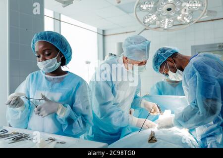 Erfahrene Ärzte, die Organentnahme oder Transplantation in der Klinik durchführen. Stockfoto