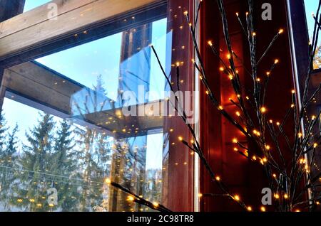 Festliche Innenbeleuchtung in Form eines Baumes in Siebenbürgen. Stockfoto