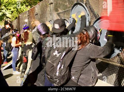 Portland, Oregon, USA. Juli 2020. Portland-Proteste: Kleine Gruppe von Protestierenden, viele identifizieren sich als Anarchisten, schlagen auf den Zaun, den die Feds errichtet haben, um sie vom Gerichtsgebäude fernzuhalten, schreien, ing 'FEDS GO homeâ Credit: Amy Katz/ZUMA Wire/Alamy Live News Stockfoto