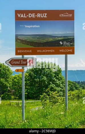 Schweiz, Vue des Alpes, Kanton Neuchatel, Val-de-Ruz Willkommensschild Stockfoto