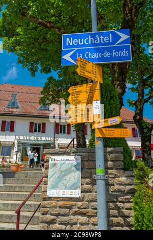 Schweiz, Vue des Alpes, Kanton Neuchatel, Hotel-, Straßen- und Wanderzeichen Stockfoto