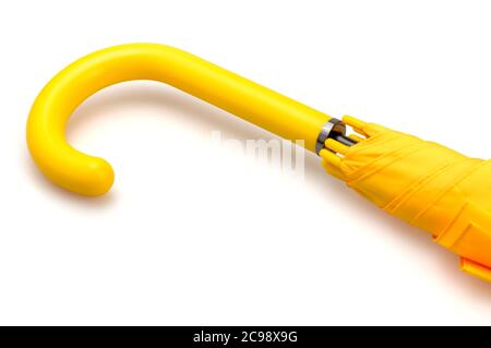 Gelber Regenschirm auf weißem Hintergrund.modisches Accessoire. Stockfoto
