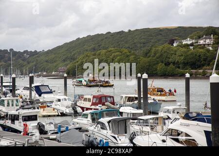 Kingswear Castle Paddle Dampfschiff segelt vorbei Dart Marina, Dartmouth Stockfoto