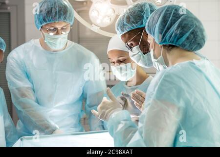 Ärzte und Krankenschwestern, die Behandlung durch eine Öffnung im Körper.close up Foto. Stockfoto