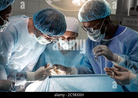 Die Ärzte und Krankenschwestern, die Experiment im medizinischen Zentrum. Close up Foto. Stockfoto