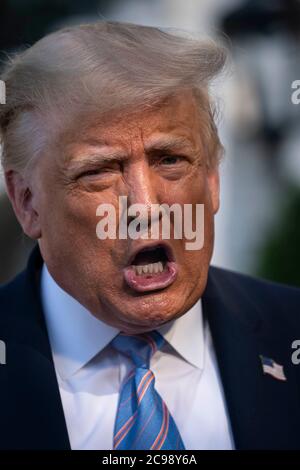 Washington, DC, USA. Juli 2020. US-Präsident Donald J. Trump spricht am Mittwoch, den 29. Juli 2020, vor dem Weißen Haus in Washington, DC, USA, mit der Presse. Präsident Trump wird heute später nach Texas reisen. Quelle: Sarah Silbiger/Pool via CNP Quelle: dpa/Alamy Live News Stockfoto