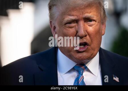 Washington, DC, USA. Juli 2020. US-Präsident Donald J. Trump spricht am Mittwoch, den 29. Juli 2020, vor dem Weißen Haus in Washington, DC, USA, mit der Presse. Präsident Trump wird heute später nach Texas reisen. Quelle: Sarah Silbiger/Pool via CNP Quelle: dpa/Alamy Live News Stockfoto