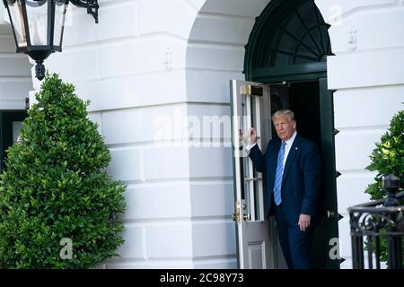 Washington, DC, USA. Juli 2020. US-Präsident Donald J. Trump spricht am Mittwoch, den 29. Juli 2020, vor dem Weißen Haus in Washington, DC, USA, mit der Presse. Präsident Trump wird heute später nach Texas reisen. Quelle: Sarah Silbiger/Pool via CNP Quelle: dpa/Alamy Live News Stockfoto