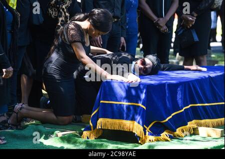 RÜCKÜBERTRAGUNG KORREKTER NAME DER SCHWESTER VON KHAJI ZU KHAFI KORREKTE BESCHRIFTUNG UNTER Khafi Kareem (links) und Victoria Oloniluyi, die Schwester und Mutter von Alexander Kareem, während seiner Beerdigung auf dem Margravine Friedhof in Hammersmith, London. Stockfoto