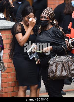 UMÜBERTRAGUNG KORRIGIERENDEN NAMEN DER SCHWESTER VON KHAJI ZU KHAFI KORREKTE BESCHRIFTUNG UNTER Khafi Kareem (links), die Schwester von Alexander Kareem, nach seinem Trauerdienst in der Church of Holy Ghost und St. Stephens in London. Stockfoto