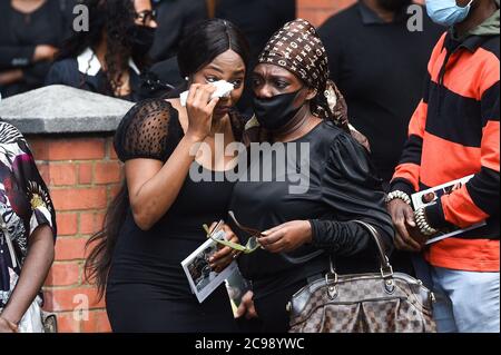 UMÜBERTRAGUNG KORRIGIERENDEN NAMEN DER SCHWESTER VON KHAJI ZU KHAFI KORREKTE BESCHRIFTUNG UNTER Khafi Kareem (links), die Schwester von Alexander Kareem, nach seinem Trauerdienst in der Church of Holy Ghost und St. Stephens in London. Stockfoto