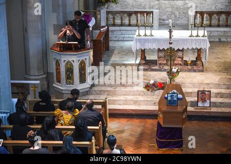 NEUÜBERMITTLUNG KORREKTER NAME DER SCHWESTER VON KHAJI AN KHAFI KORREKTE BESCHRIFTUNG UNTER KHAFI Kareem und Henry Kareem, die Schwester und Bruder von Alexander Kareem, sprechen während seines Trauerdienstes in der Church of Holy Ghost and St. Stephens in London. Stockfoto