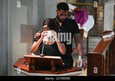 NEUÜBERMITTLUNG KORREKTER NAME DER SCHWESTER VON KHAJI AN KHAFI KORREKTE BESCHRIFTUNG UNTER KHAFI Kareem und Henry Kareem, die Schwester und Bruder von Alexander Kareem, sprechen während seines Trauerdienstes in der Church of Holy Ghost and St. Stephens in London. Stockfoto