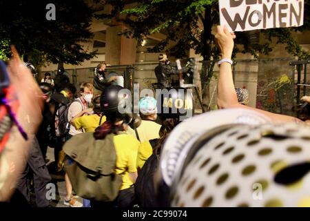 Portland, Oregon, USA. Juli 2020. Portland Proteste: Mütter, viele von ihnen haben noch nie zuvor protestiert, versammeln sich an der Front vor dem Justizzentrum, um ihre Körper in einen menschlichen Schild zu verwandeln, um die anderen Demonstranten vor den Kugeln und Tränengas zu schützen, die seit der Ankunft der Feds in Portland jede Nacht stundenlang gespritzt wurden. Sie sind schockiert und bestürzt darüber, dass die Federal Agents, die vom Präsidenten geschickt wurden, Feuer auf sie eröffnet, was massive Verletzungen verursacht. Sie kommen sowieso immer wieder. Quelle: Amy Katz/ZUMA Wire/Alamy Live News Stockfoto