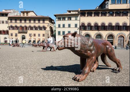 Palazzo Pitti, Florence, Italy- 2020,June 19: 100 Wolves shaped by Liu Ruowang, is a modern Art Installation in a public space. Stockfoto