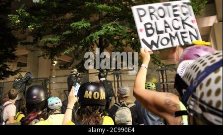 Portland, Oregon, USA. Juli 2020. Proteste In Portland: Weiße Mütter, viele, die noch nie zuvor protestiert haben, versammeln sich an der Front vor dem Justizzentrum, um ihre Körper zu einem menschlichen Schild zu machen, um die anderen Demonstranten vor den Kugeln und Tränengas zu schützen, die seit der Ankunft der Feds in Portland jede Nacht stundenlang gespritzt wurden. Sie sind schockiert und bestürzt darüber, dass die Federal Agents, die vom Präsidenten geschickt wurden, Feuer auf sie eröffnet, was massive Verletzungen verursacht. Sie kommen sowieso immer wieder. Quelle: Amy Katz/ZUMA Wire/Alamy Live News Stockfoto