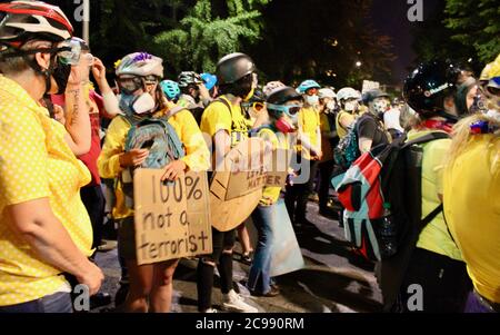 Portland, Oregon, USA. Juli 2020. Proteste In Portland: Weiße Mütter, viele, die noch nie zuvor protestiert haben, versammeln sich an der Front vor dem Justizzentrum, um ihre Körper zu einem menschlichen Schild zu machen, um die anderen Demonstranten vor den Kugeln und Tränengas zu schützen, die seit der Ankunft der Feds in Portland jede Nacht stundenlang gespritzt wurden. Sie sind schockiert und bestürzt darüber, dass die Federal Agents, die vom Präsidenten geschickt wurden, Feuer auf sie eröffnet, was massive Verletzungen verursacht. Sie kommen sowieso immer wieder. Quelle: Amy Katz/ZUMA Wire/Alamy Live News Stockfoto