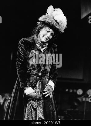 Diana Rigg (Eliza Doolittle) in PYGMALION von George Bernard Shaw im Albery Theatre, London WC2 16/05/1974 Design: Jocelyn Herbert & Andrew Sanders Beleuchtung: Andy Phillips Regie: John Dexter Stockfoto