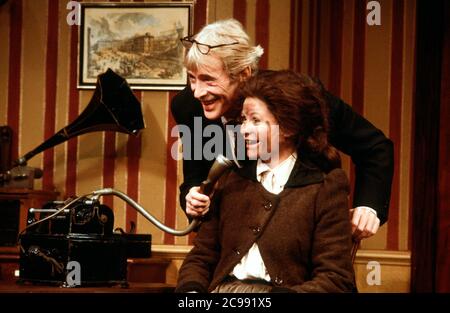 Jackie Smith-Wood (Eliza Doolittle), Peter O'Toole (Henry Higgins) in PYGMALION von George Bernard Shaw im Shaftesbury Theatre, London WC1 15/05/1984 Bühnenbild: Douglas Heap Kostüme: Ann Curtis Beleuchtung: Charlie Paton Regie: Ray Cooney Stockfoto