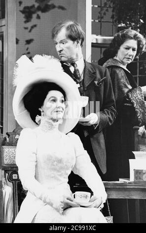 l-r: Frances Barber (Eliza Doolittle), Alan Howard (Henry Higgins), Gillian Barge (Mrs Higgins) in PYGMALION von George Bernard Shaw am Olivier Theatre, National Theatre (NT), London SE1 09/04/1992 Design: William Dudley Beleuchtung: Mark Henderson Regie: Howard Davies Stockfoto