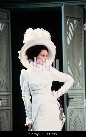 Frances Barber (Eliza Doolittle) in PYGMALION von George Bernard Shaw im Olivier Theatre, National Theatre (NT), London SE1 09/04/1992 Design: William Dudley Beleuchtung: Mark Henderson Regie: Howard Davies Stockfoto