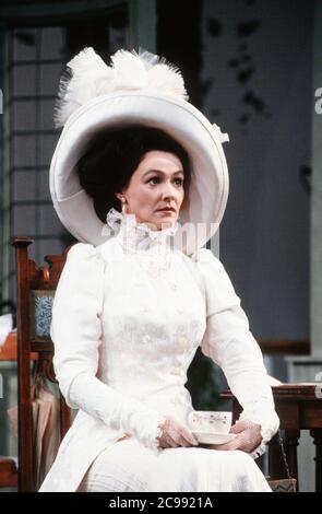 Frances Barber (Eliza Doolittle) in PYGMALION von George Bernard Shaw im Olivier Theatre, National Theatre (NT), London SE1 09/04/1992 Design: William Dudley Beleuchtung: Mark Henderson Regie: Howard Davies Stockfoto