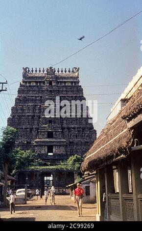 Blick auf einen Gopuram des berühmten Nataraja-Tempels, einem Hindu-Tempel, der Nataraja -Shiva gewidmet ist. Chidambaram, Tamil Nadu, Indien, 1961/1962 Stockfoto