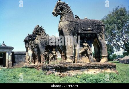 Ländlicher Tempel mit Statuen von Pferden und einem Elefanten vor. Tamil Nadu, Indien, 1961/1962 Stockfoto