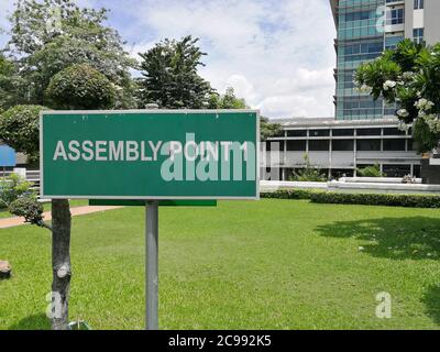 Wegweiser für Feuerstelle auf Garten im Krankenhaus mit Copyspace Stockfoto