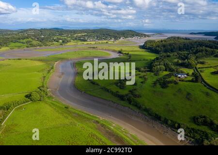 Luftaufnahme der Flussmündung des Urr, in Palnackie mit Kippford in der Ferne, Kirkcudbrightshire, Dumfries & Galloway, Schottland. Stockfoto