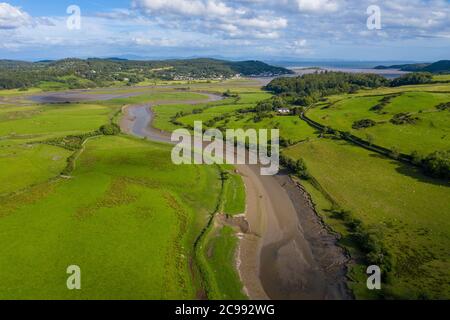 Luftaufnahme der Flussmündung des Urr, in Palnackie mit Kippford in der Ferne, Kirkcudbrightshire, Dumfries & Galloway, Schottland. Stockfoto